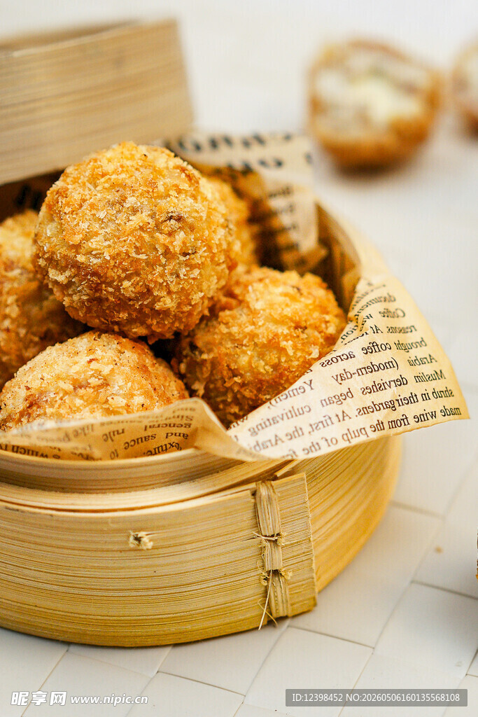 竹篮中的美味香酥丸子