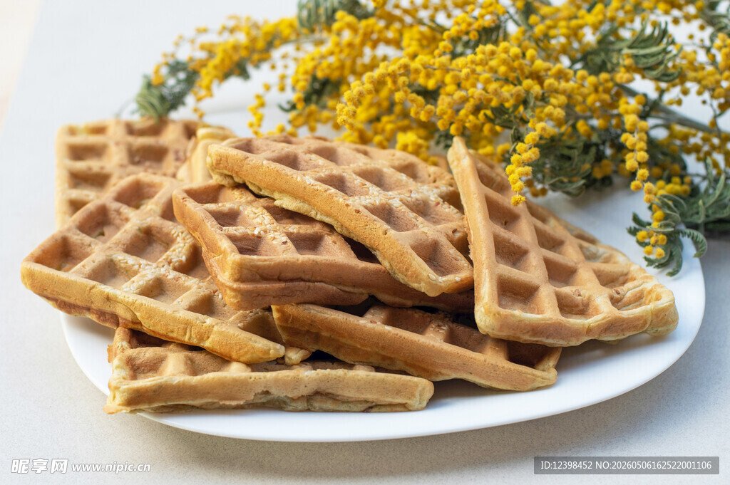 美味华夫饼摆放在白色盘上