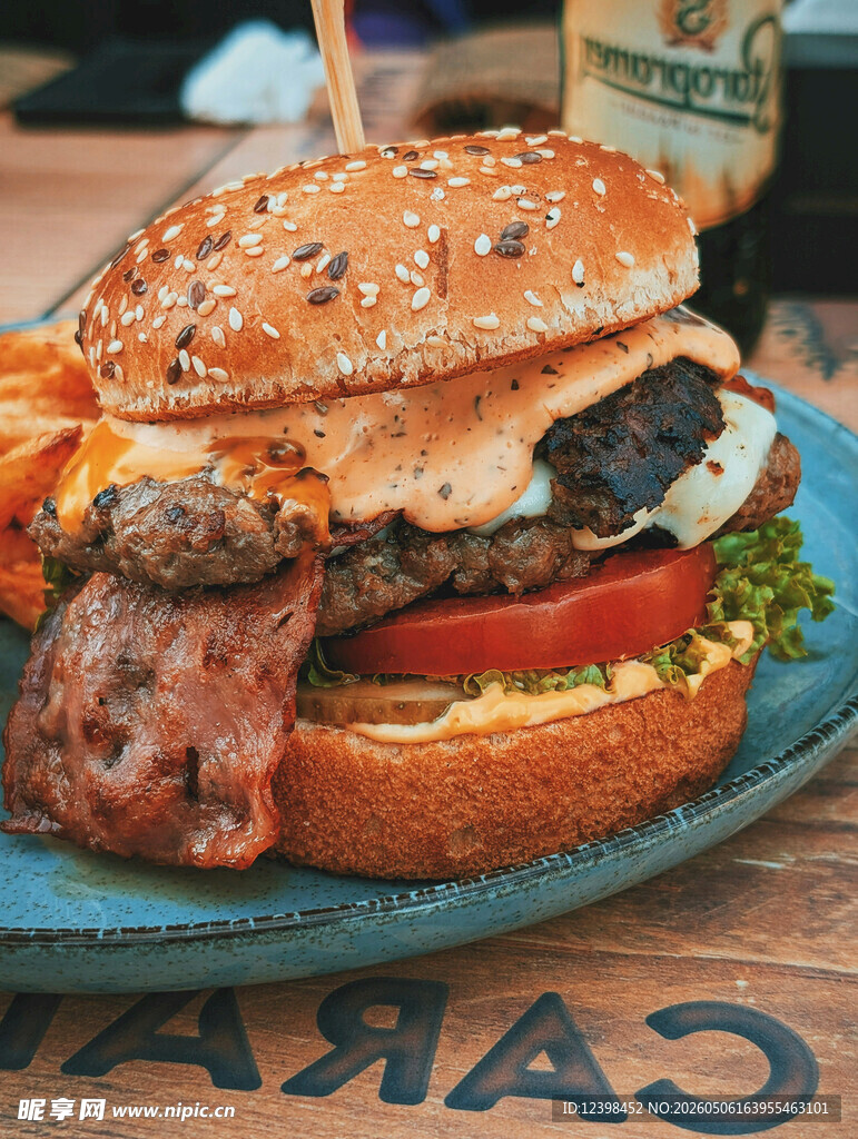 美味多汁的特色牛肉汉堡
