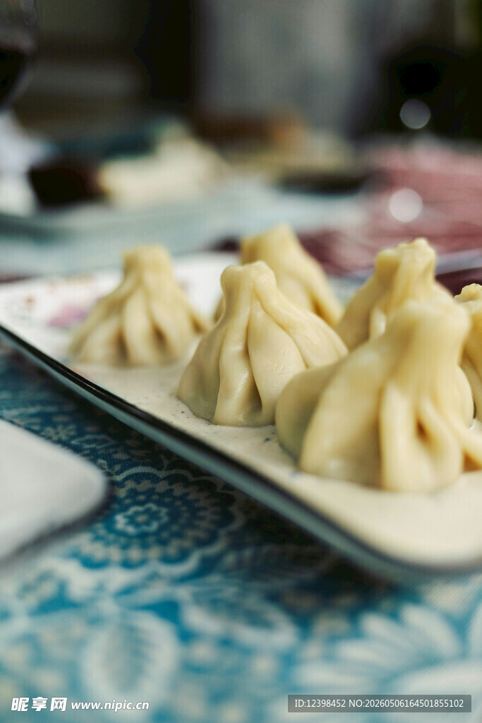 精致摆盘的美味特色饺子