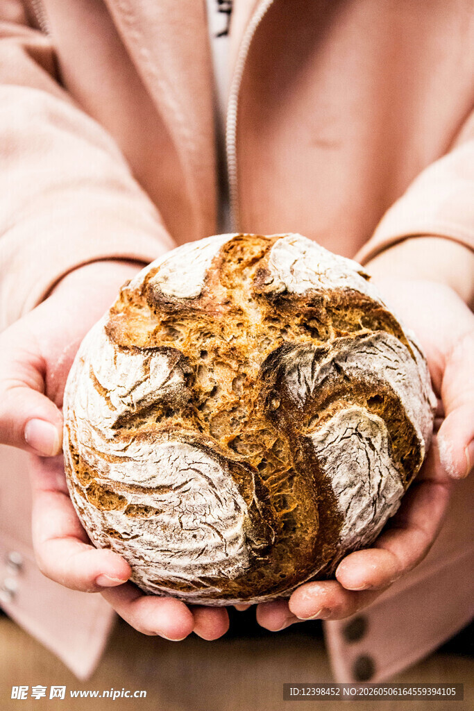 双手捧起美味手工面包
