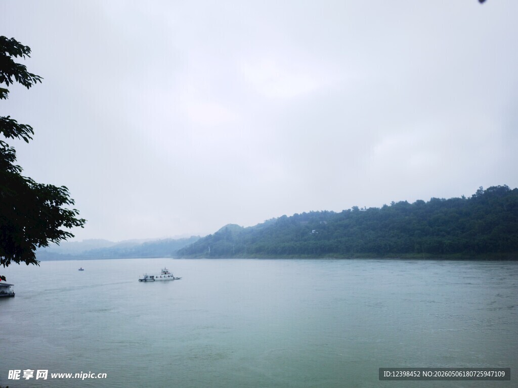 湖景泛舟烟雨朦胧之美