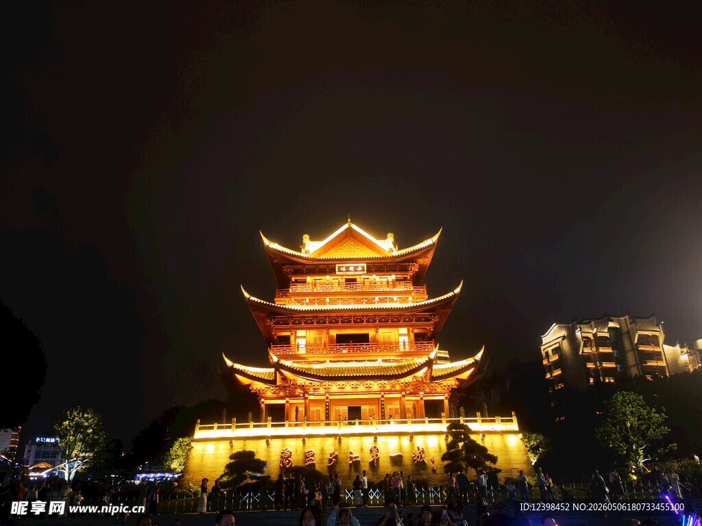 夜晚璀璨的中式古建筑
