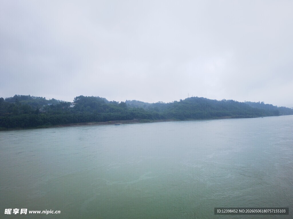 湖畔朦胧景色