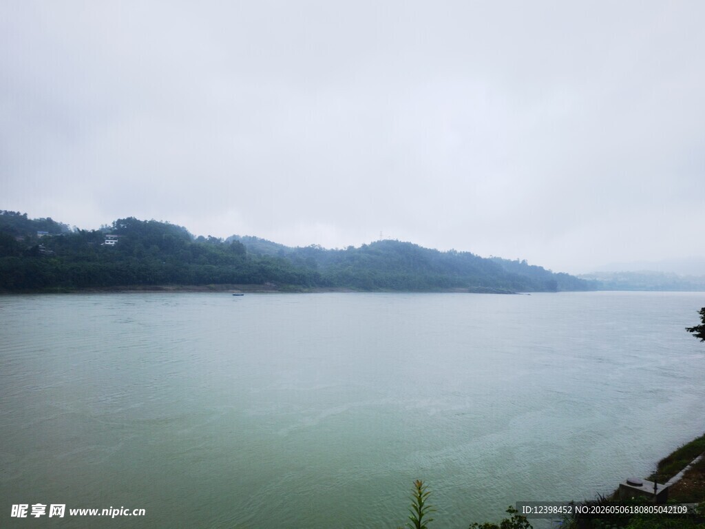 宁静湖畔山水风光