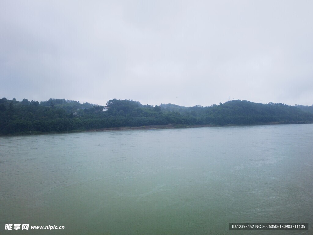 宁静湖面与远处树林景观