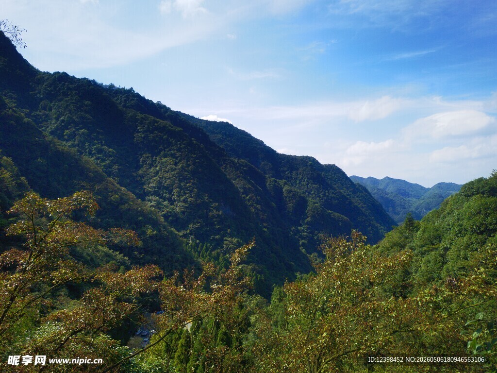 青山葱郁的山间美景