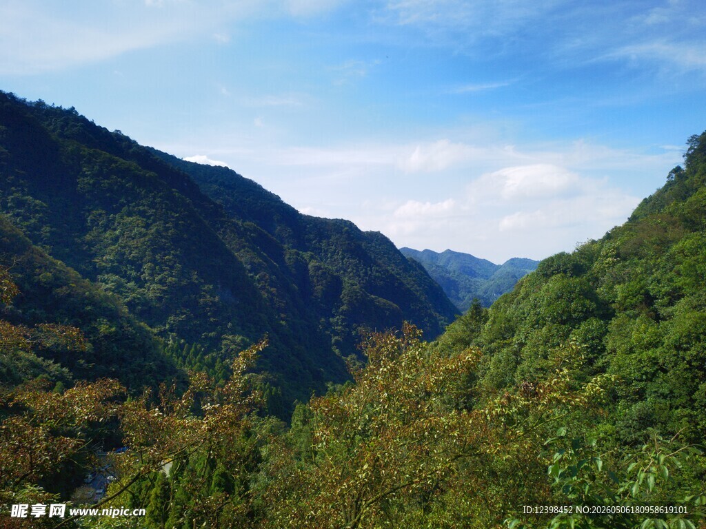 青山翠谷间的秀丽风光