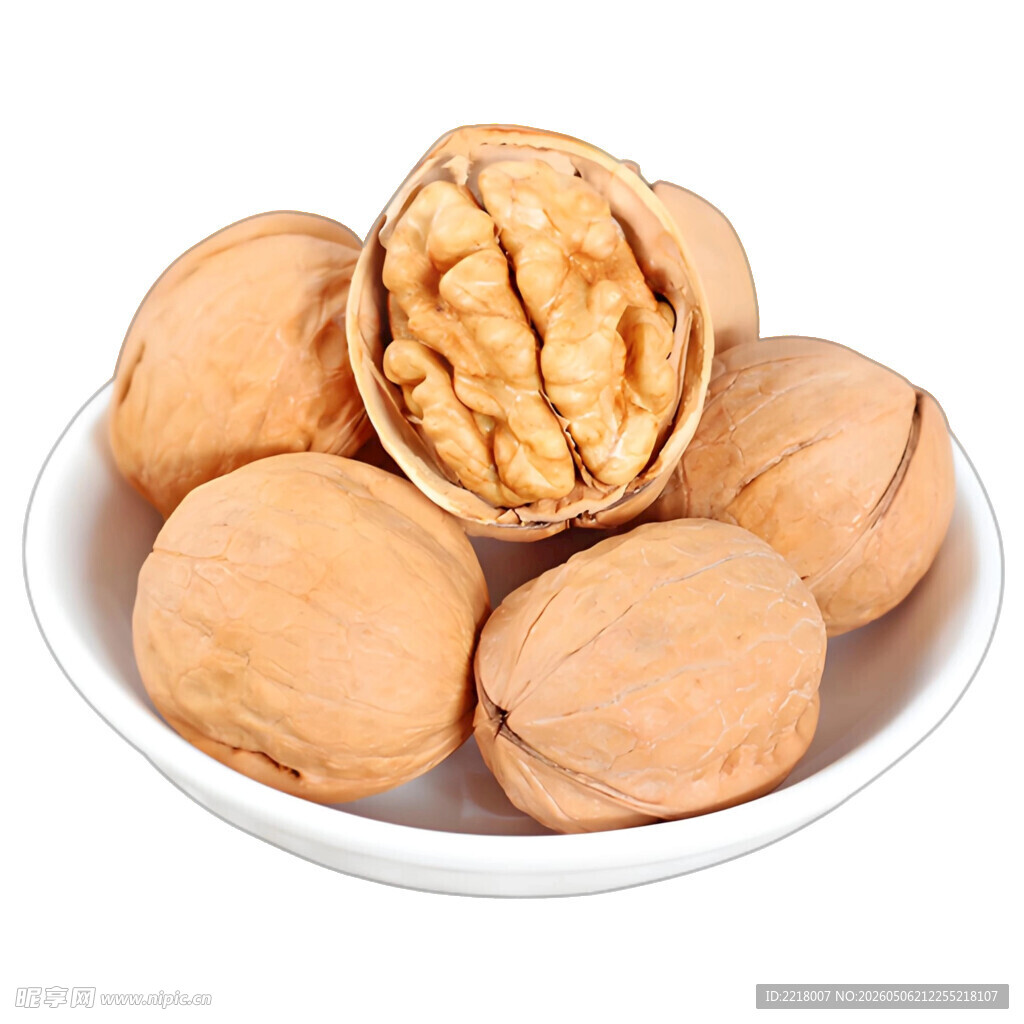白盘装着饱满的鲜核桃