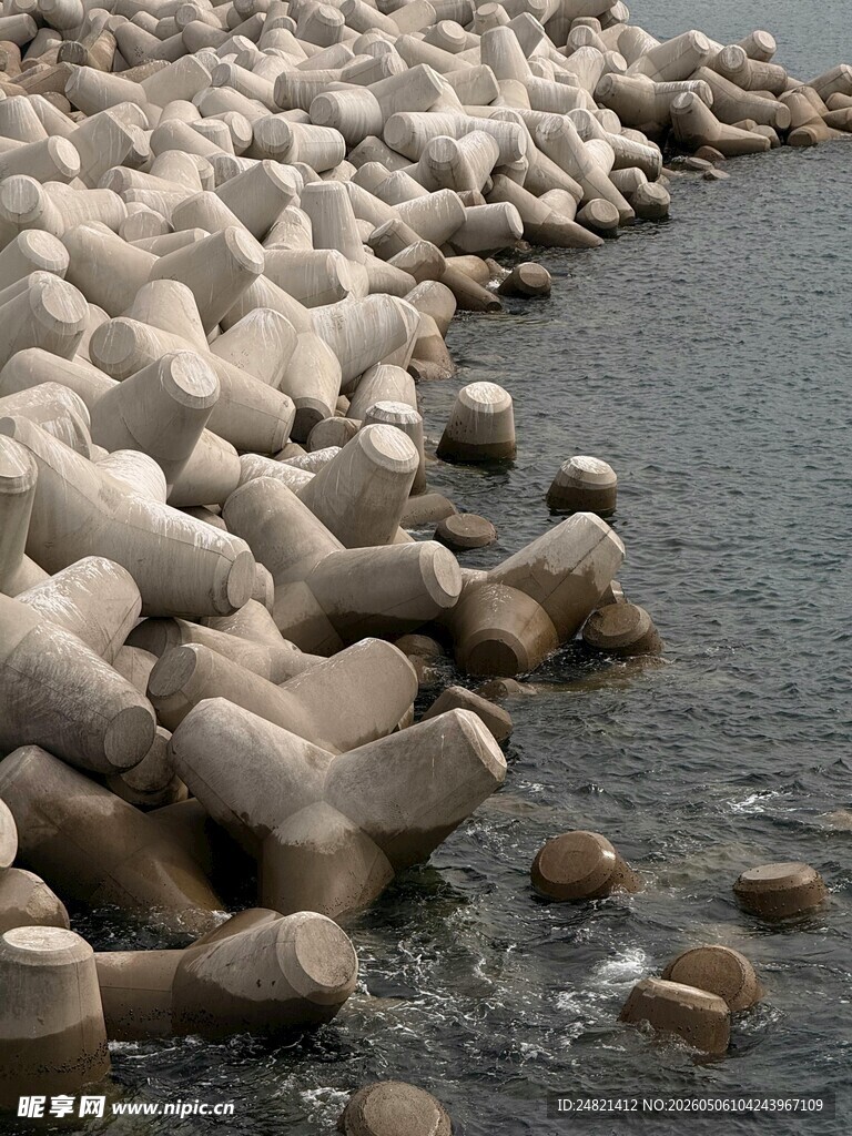 海边防波石景观