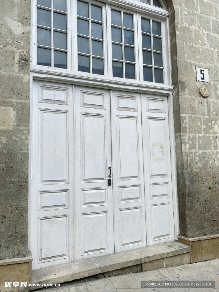 白色双开门建筑外观