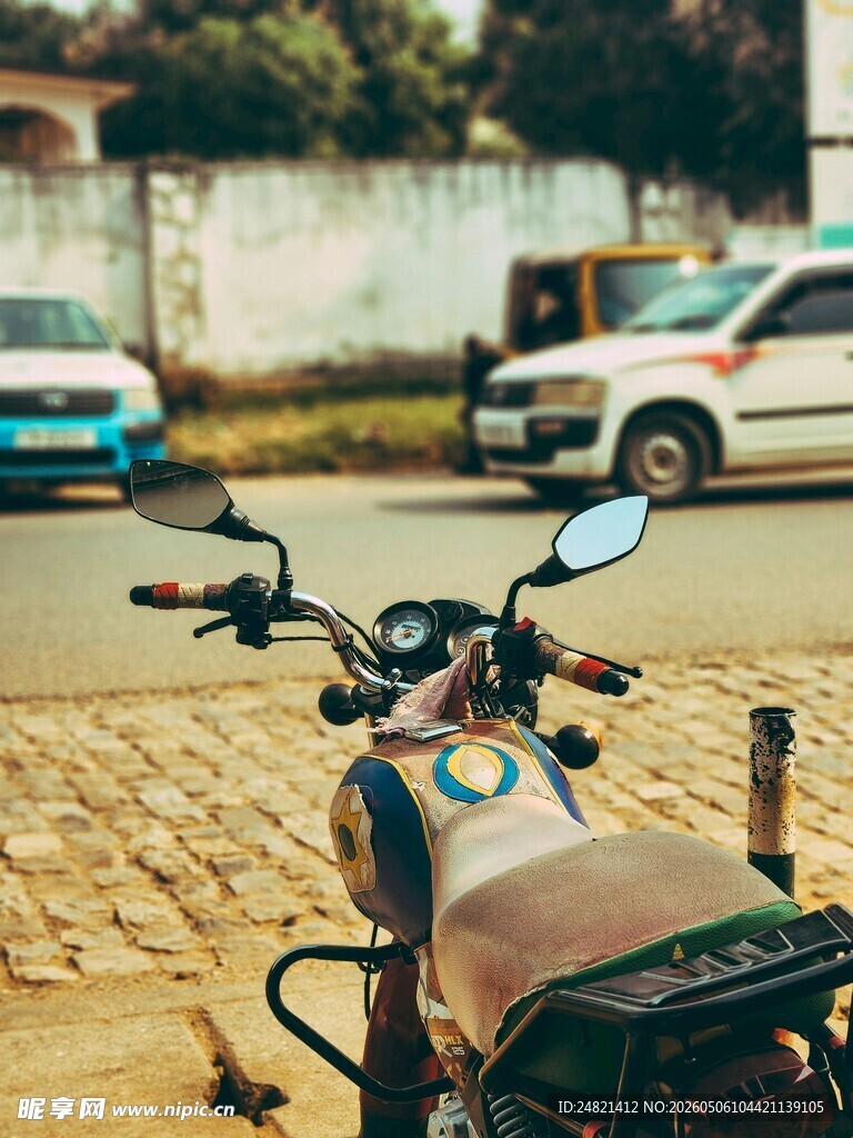 路边停放的复古风格摩托车