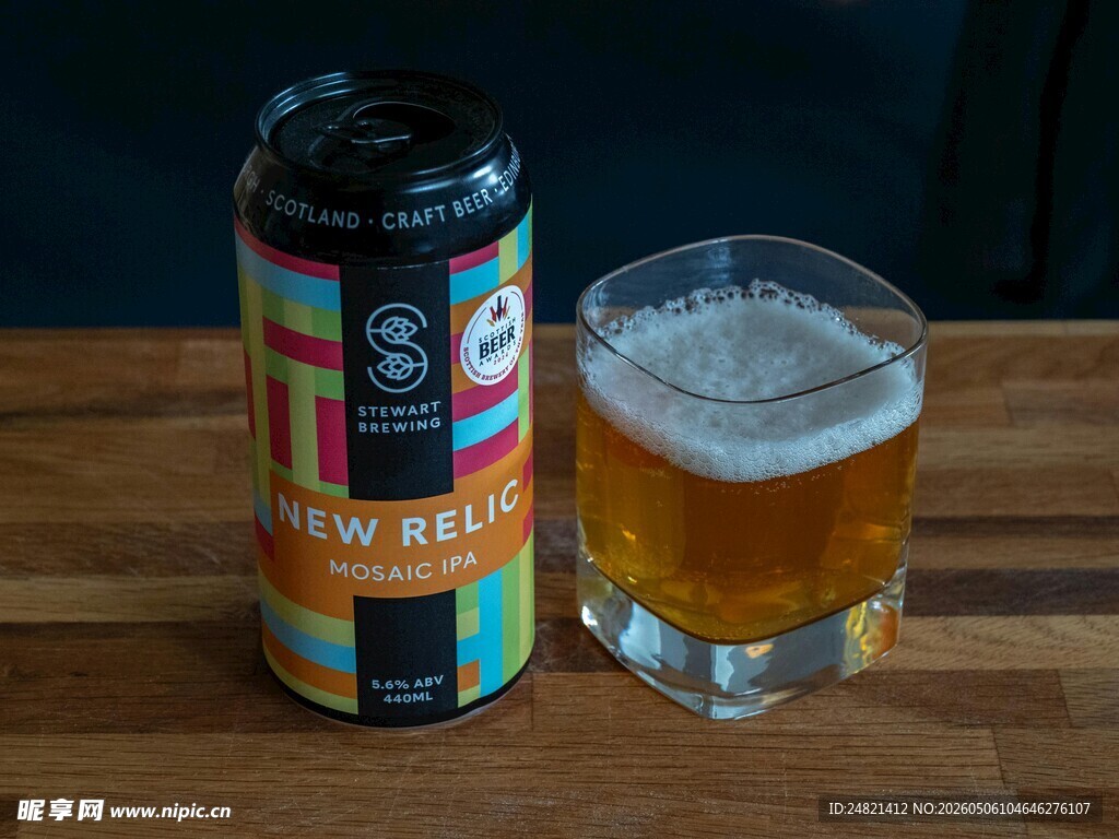 罐装精酿啤酒与玻璃杯