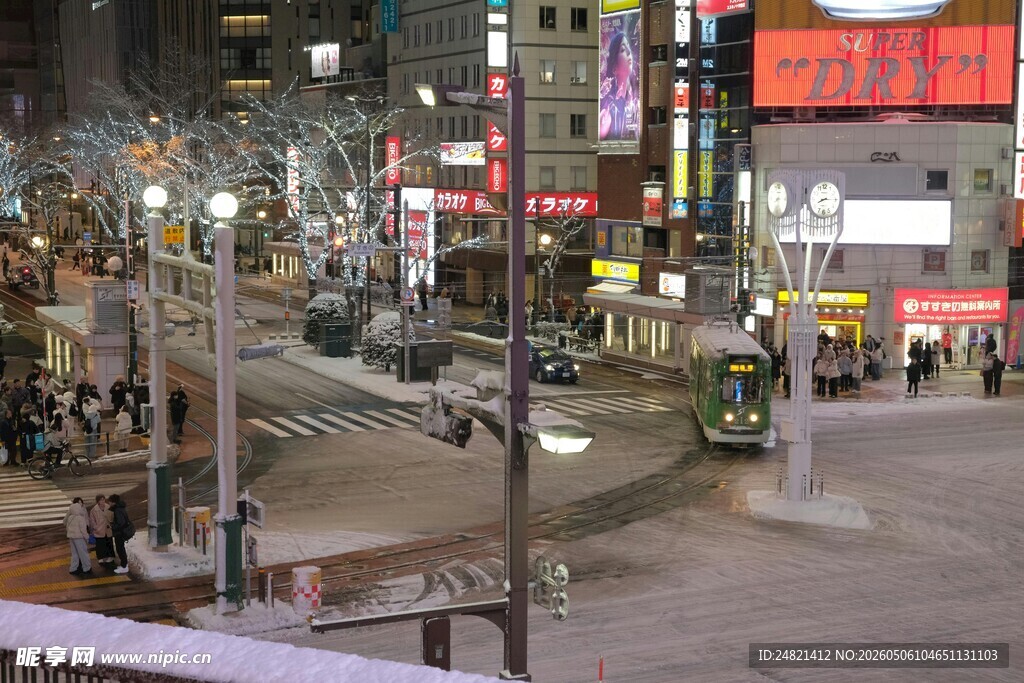 繁华都市街头夜景