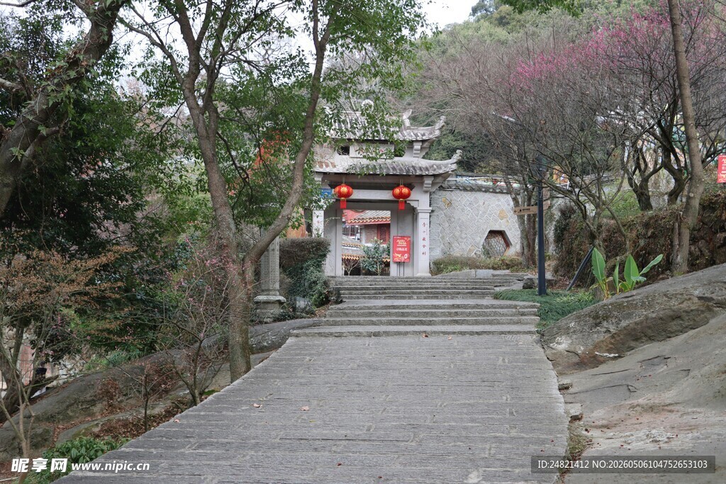 山林间的中式古朴建筑