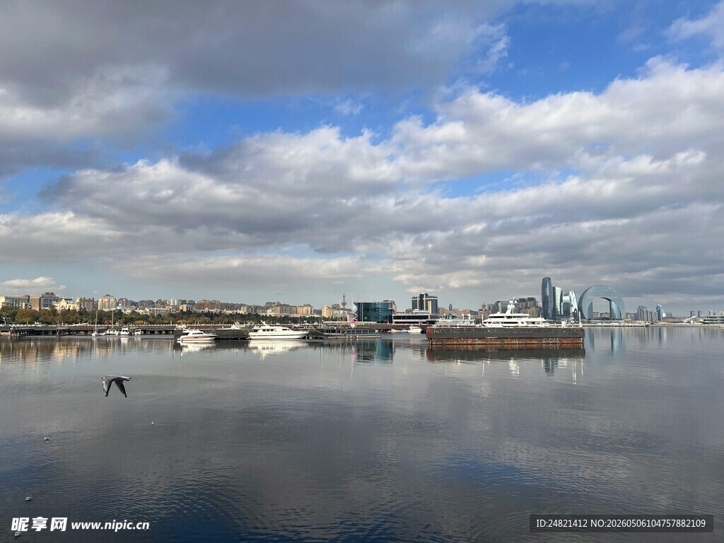 河畔城市风光宁静水域