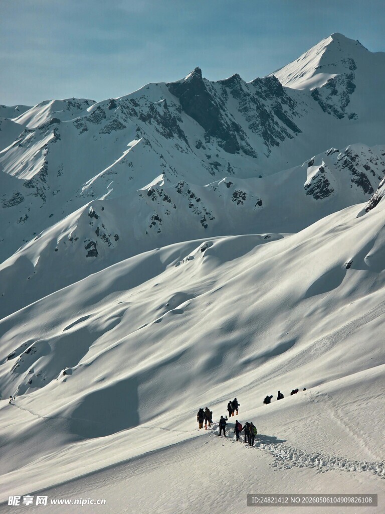 雪山徒步队伍