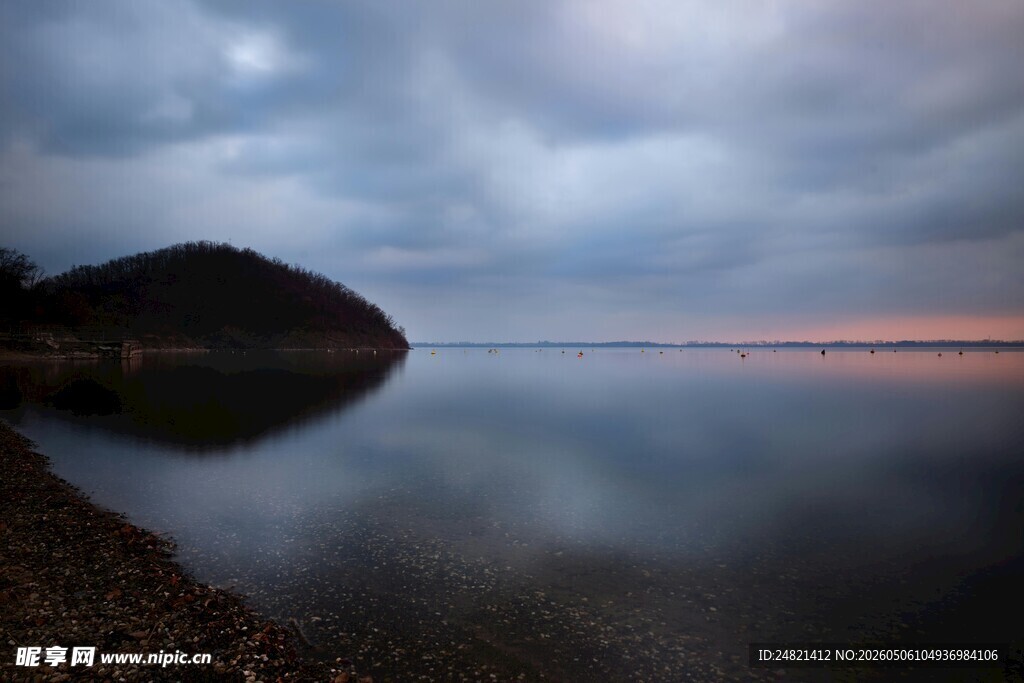 湖畔黄昏静谧美景