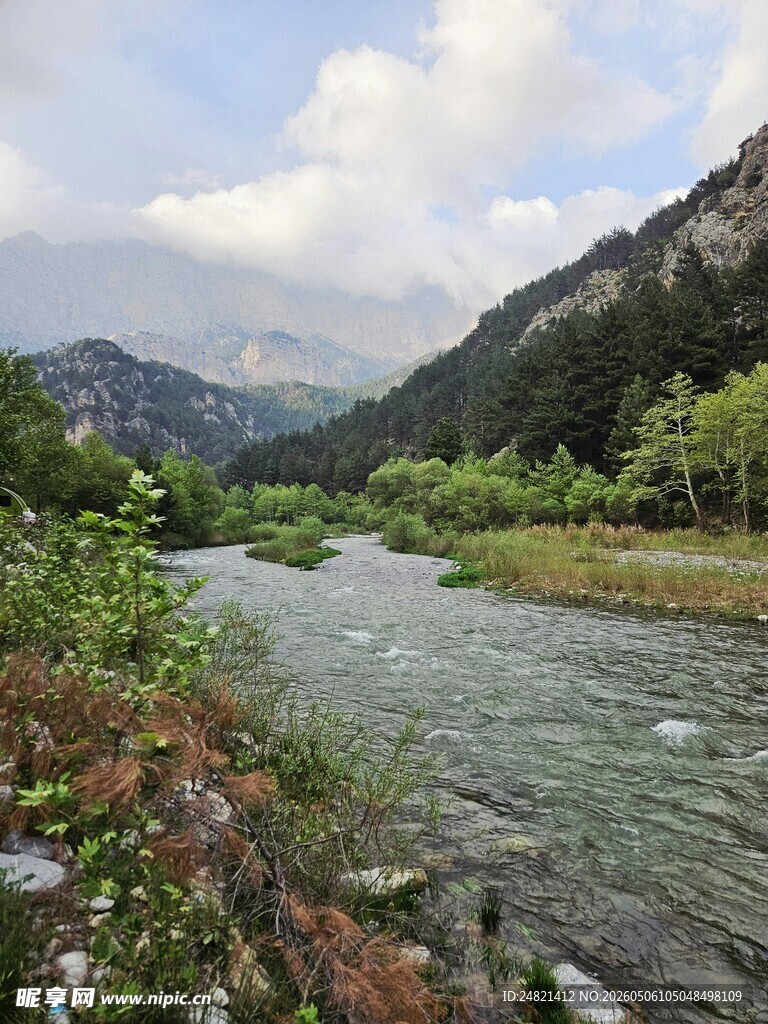 山间溪流美景