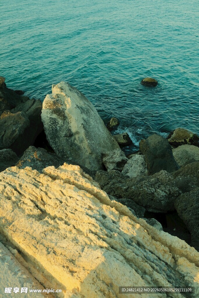 海边嶙峋岩石与碧蓝海水