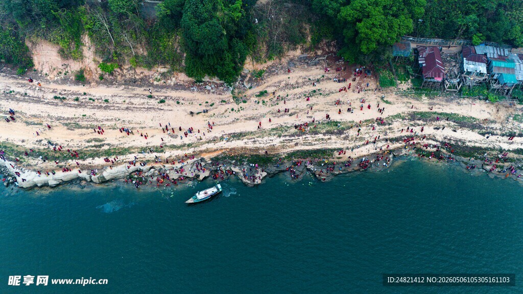 俯瞰海岸风光与停泊小船