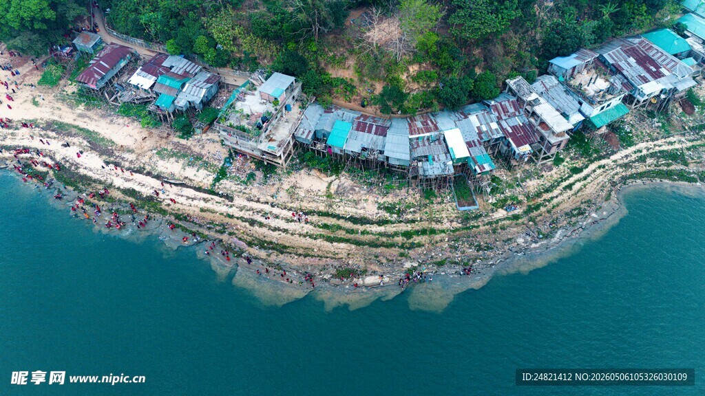 湖畔彩色小屋俯瞰美景