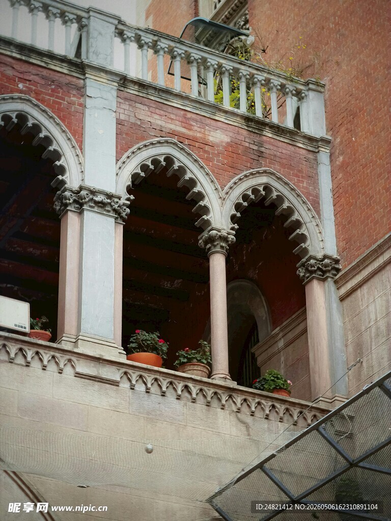 古典建筑拱形阳台景致