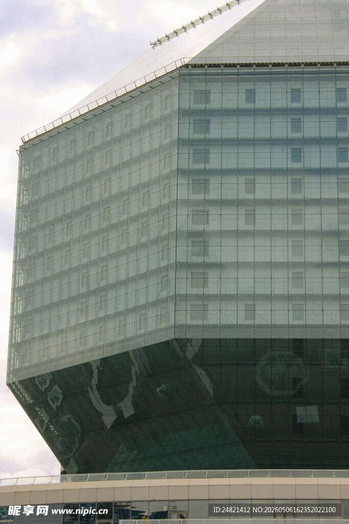 现代玻璃建筑外观特写