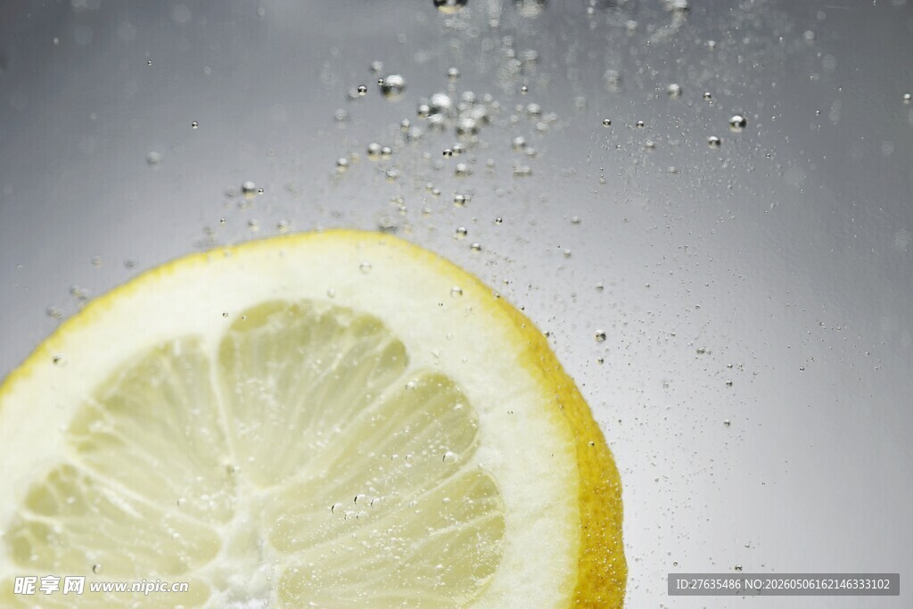 水中柠檬切片特写