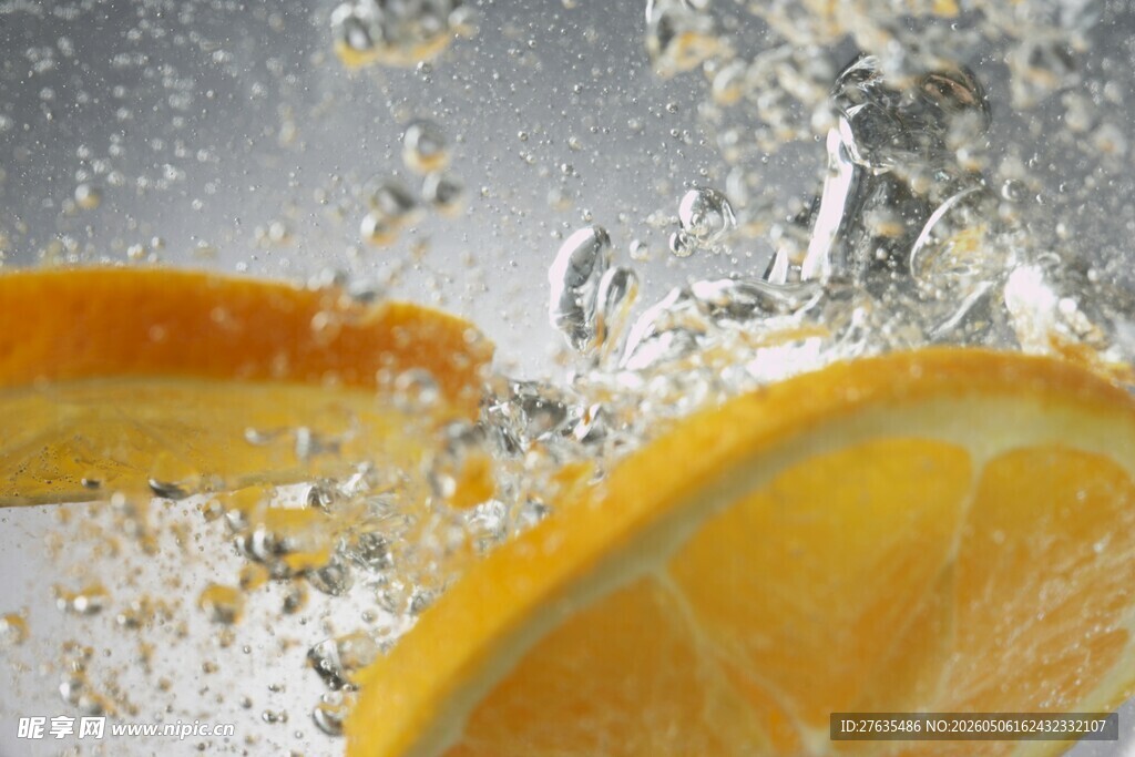 橙子入水溅起晶莹水花