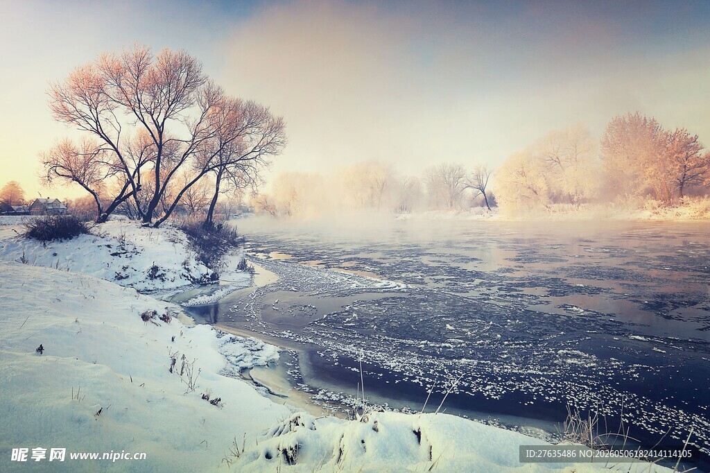 冬日河畔雪景
