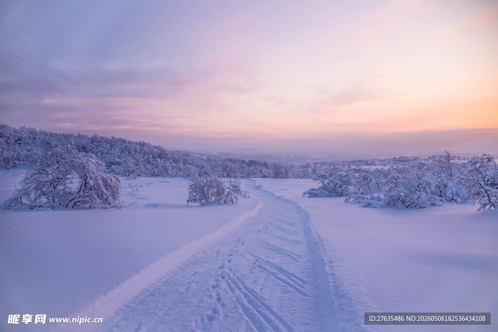 冬日雪路美景