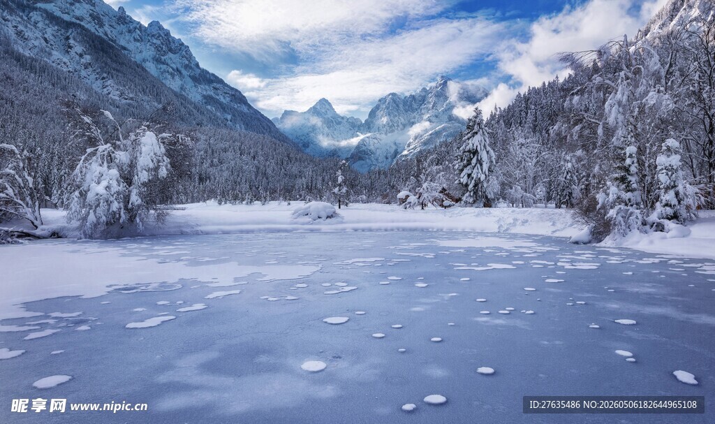 冬日冰封山谷雪景