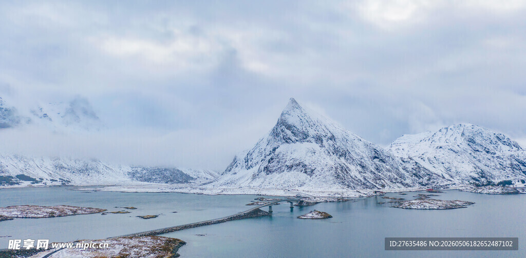 雪山下的宁静港湾
