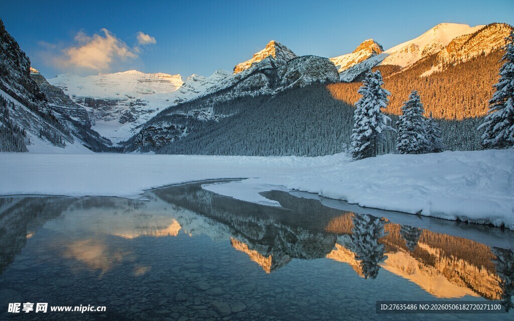 雪山湖景的壮丽风光