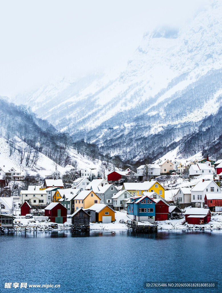冬日湖畔彩色小镇雪景