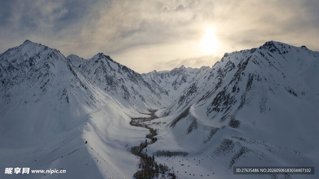 雪山山谷间的壮丽风光