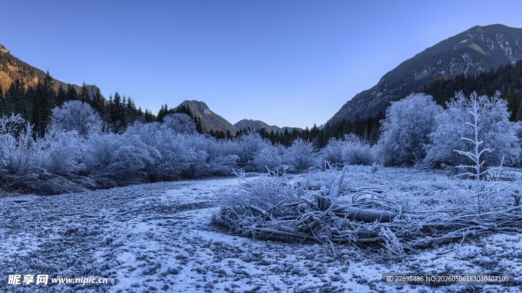 冬日雪覆山谷美景