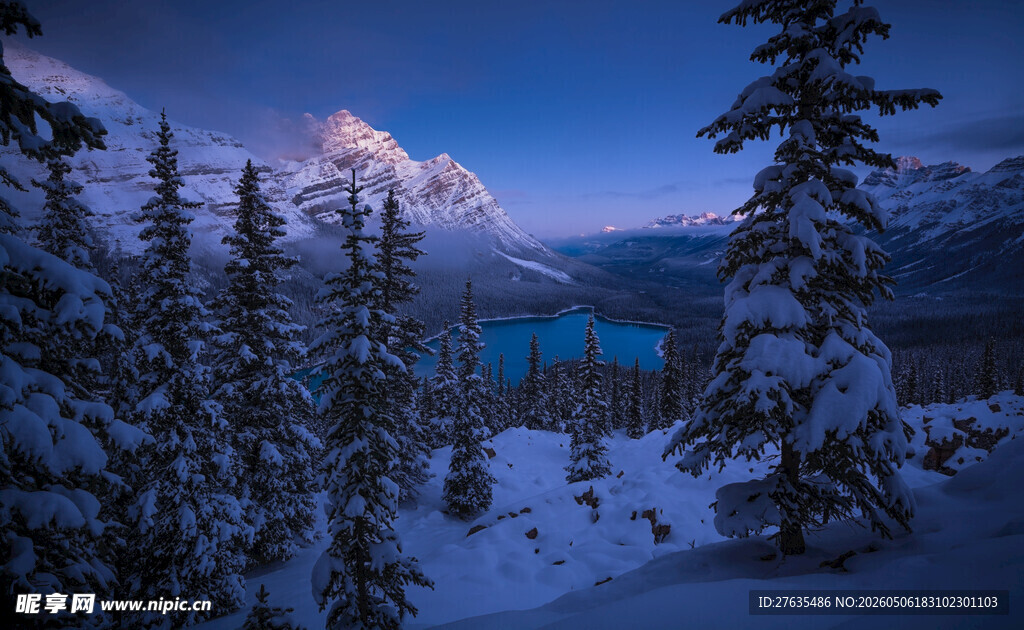 雪山湖畔冬景