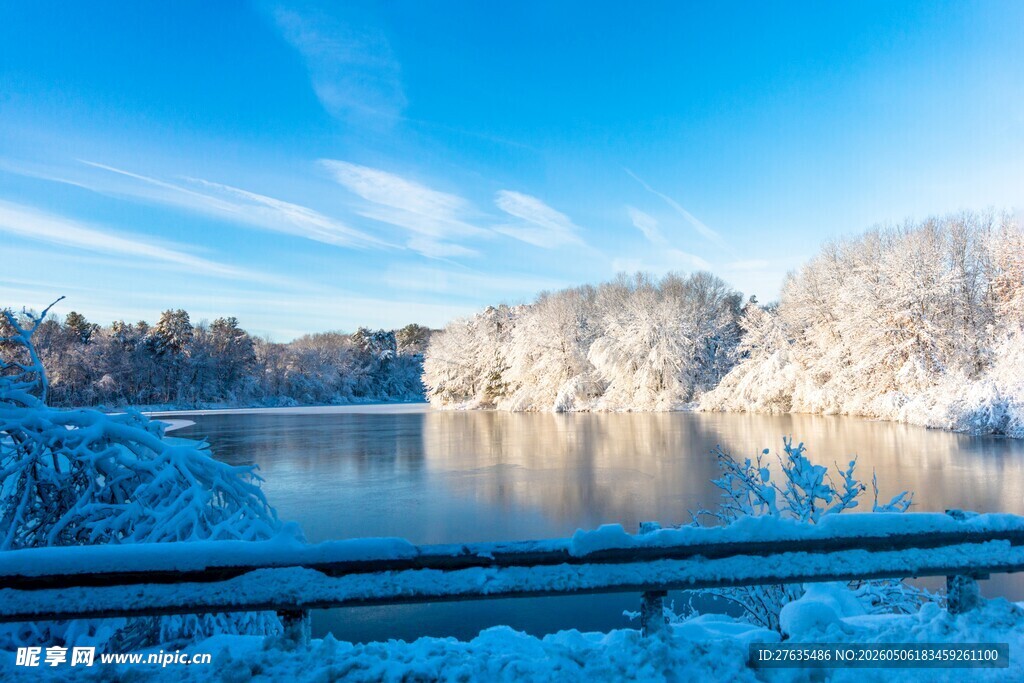 冬日雪景下的宁静湖泊