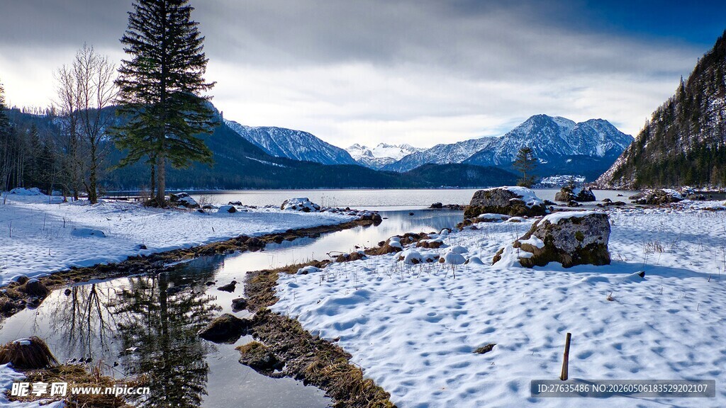 冬日山间雪景小溪风光