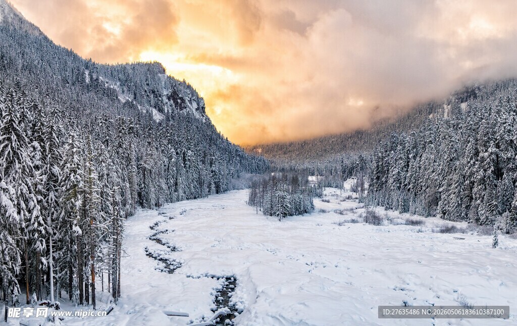 冬日雪山山谷壮丽美景