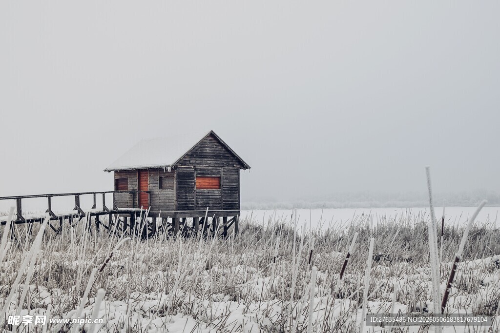 冬日雪覆小屋的静谧景象