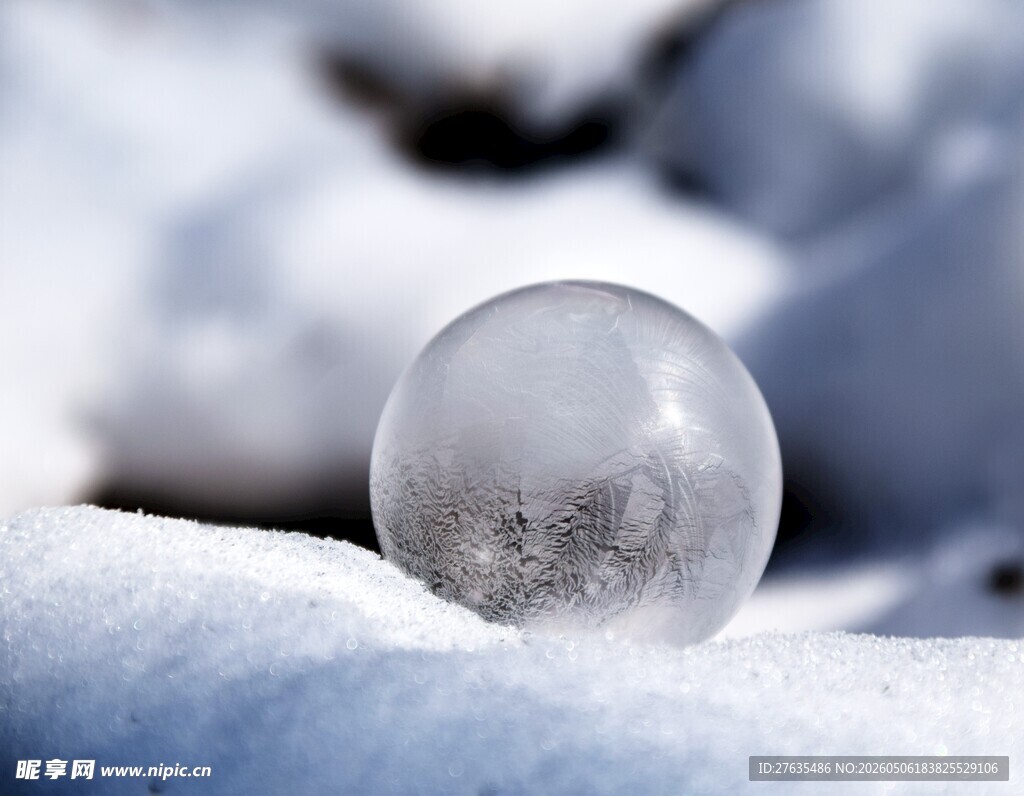 雪地上的透明冰球