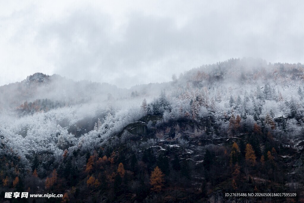 雪山云雾缭绕的壮美景色