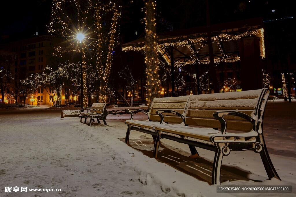 雪夜中的长椅与街景
