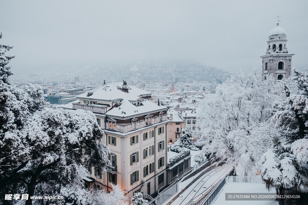 雪覆城镇中的钟楼美景