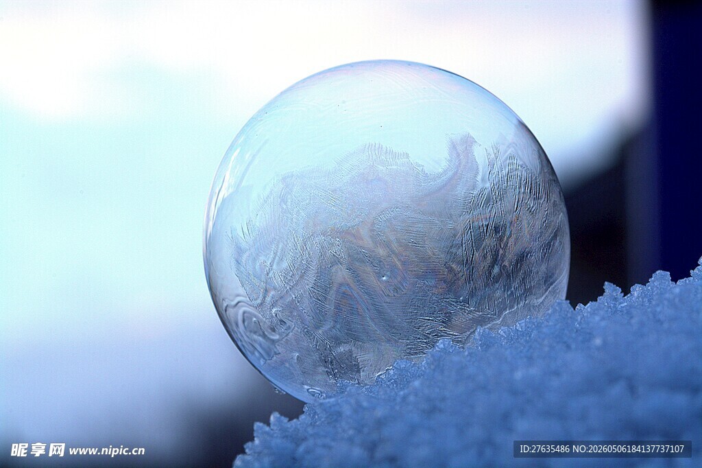 晶莹雪上的梦幻透明泡泡