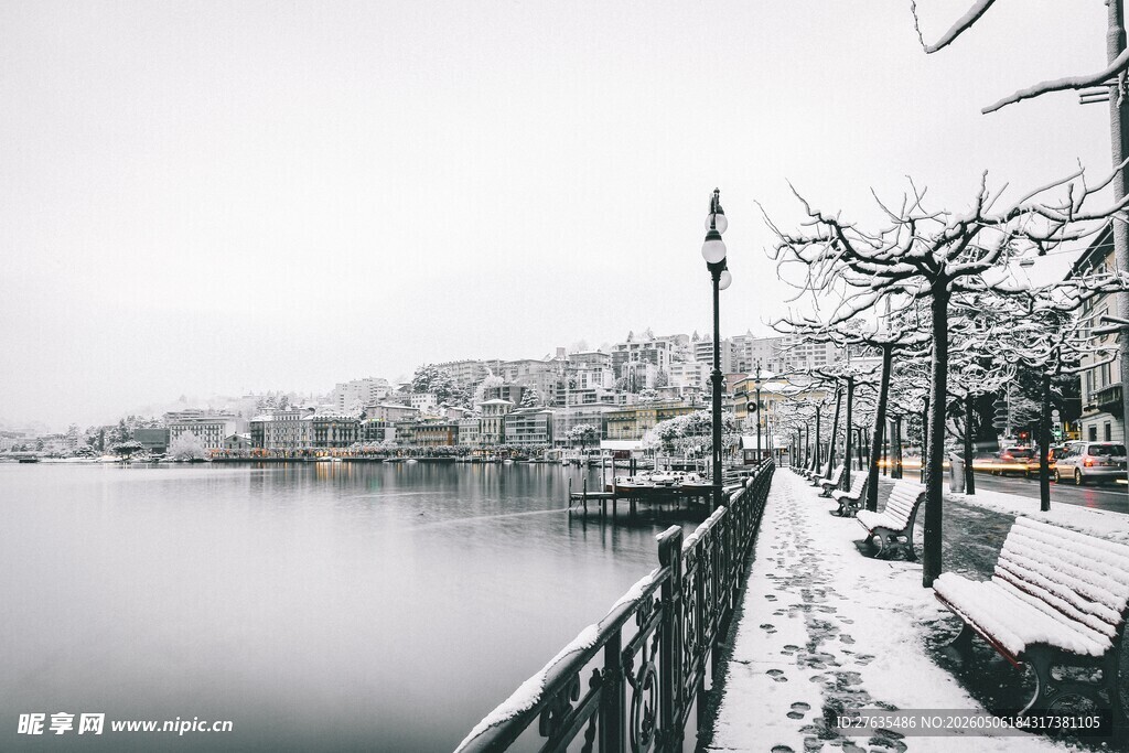 冬日河畔雪景