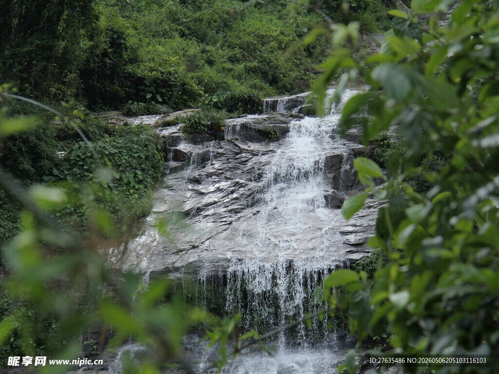 山间溪流瀑布景观